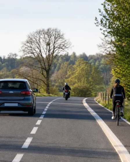 Voiture, moto et vélo sur une route de campagne pour la sécurité routière 2026